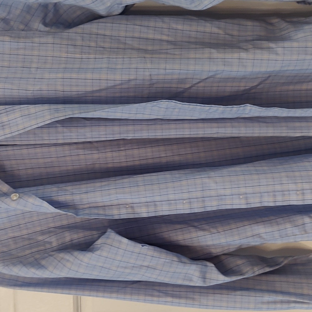 CHAPS performance men’s size Medium Non-iron shirt.  EUC